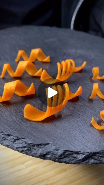 Mango Carving, Carrot Carving, Japan Cooking, Thai Food Dishes, Fruit Carving Knife, Fruit And Vegetable Carving, Vegetable Carving, Fruit Carving, Food Board