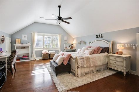 Young Lady Bedroom Ideas, Farmhouse Bedroom Design, Big Bedroom, Fun Bedroom, Modern Apartment Living Room, Bedroom Decoration Ideas, Bluffton Sc, Platform Beds, Teen Room Decor