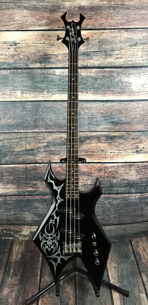 Goth Bass Guitar, Cool Electric Basses, Bc Rich Guitars Warlock, Warlock Bass Guitar, Bass Guitar Pictures, Bass Electric Guitar, Cool Instrument Design, Warlock Electric Guitar, Electric Guitar Warlock