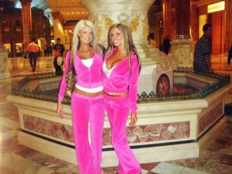 juicy couture Vanity Closet, Juicy Couture Track Suit, 2000s Juicy Couture, Juicy Tracksuit, Juicy Couture Tracksuit, 2000s Fashion Trends, 00s Fashion, Early 2000s Fashion, Couture Looks