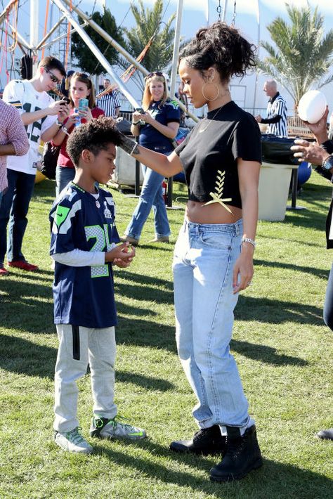 Tee and Timbs. Rihanna Jeans, Street Style Rihanna, Street Style 2015, Rihanna Street Style, Blake Lively Style, Messy Bob Hairstyles, Rihanna Photos, Rihanna Style, Bad Gal