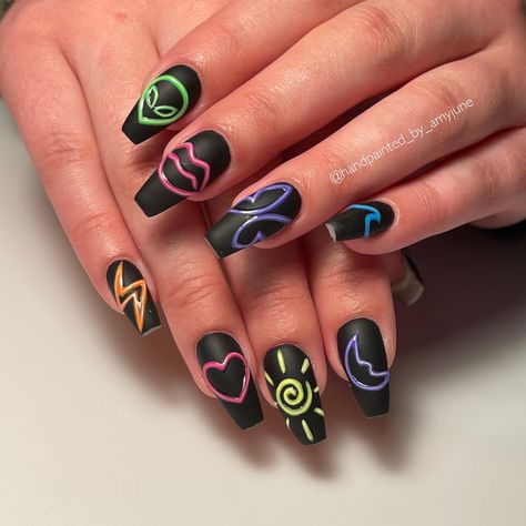 Neon Nails Glow In The Dark, Neon Glow In The Dark Nails, Glow In Dark Nails Art Designs, Black Neon Nail Designs, Glow In Dark Nail Designs, Neon Sign Nails Designs, Neon Light Nail Art, Neon Sign Nail Art, Glow In The Dark Nail Art