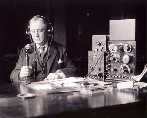 An amateur radio station portrayed in front of a Western Electric upside-down valve transceiver station in voice, demonstrated by the fact that it uses a receiver "loaned" by telephony for microphone... Thus was born the union between radiotelegraphy (TSF) and telephony: the fusion of these two techniques gives rise to Radiophony. #amateurradio #hamradio #station Old Radios, Amateur Radio, Ham Radio, The Union, Radio Station, Upside Down, Electricity