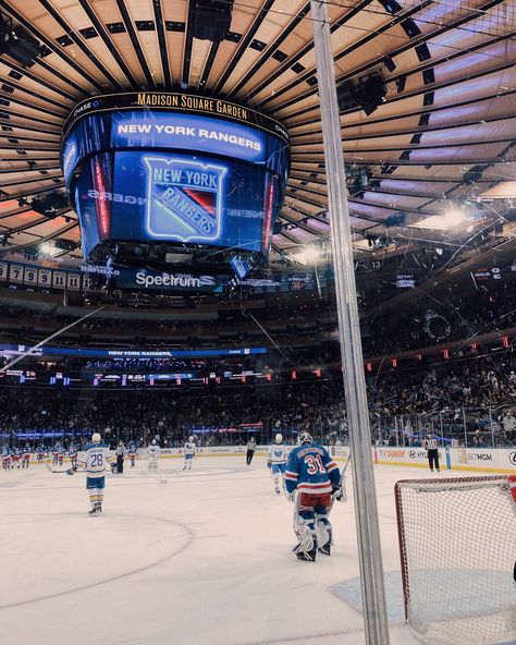 New York Sports Aesthetic, Ny Rangers Game Aesthetic, Madison Square Garden Aesthetic, New York Rangers Aesthetic, Joey Tribbiani Aesthetic, Matt Leblanc Friends, Ice Hockey Aesthetic, Books Core, Friends Icon