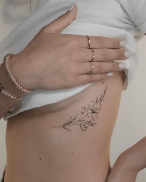 Places To Get Word Tattoos, Abstract Rib Tattoo, Floral Tattoo Ribs, Floral Rib Tattoos For Women, Floral Underboob Tattoo, Fine Line Rib Tattoo, Floral Rib Tattoo, Flower Rib Tattoo, Tattoos Feminine