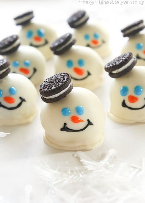 15 IRRESISTIBLY CUTE SNOWMAN TREATS FOR KIDS Oreo Balls Christmas, Oreo Cake Pops, Snowman Treats, Xmas Desserts, Easy Christmas Treats, Xmas Treats, Melted Snowman, Christmas Baking Recipes, Oreo Balls