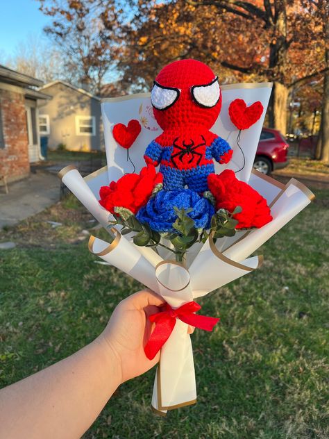 Spider-Man crochet bouquet -handmade product  -3 roses, 2 little hearts 1 Spider-Man Spider Man Crochet, Man Bouquet, Roses Bouquet Gift, Spiderman Gifts, Image Spiderman, Arte Aesthetic, Spiderman Theme, Luxury Flower Bouquets, Baskets For Men