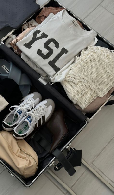 Travelling Aesthetics, Looks Hip Hop, Minimalist Packing, Mode Kylie Jenner, Airport Aesthetic, Minimalist Travel, Travel Must Haves, Future Lifestyle, Travel Diary