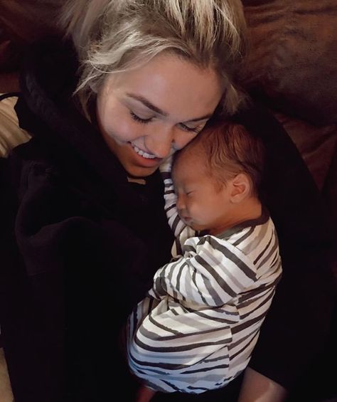 Sadie Robertson Family, Aunt Aesthetic Baby, Young Aunt Aesthetic, Niece And Aunt Aesthetic, Aunt Niece Pictures, Teen Parents Aesthetic, Aunt Goals, Sadie Robertson Wedding, Monet Family