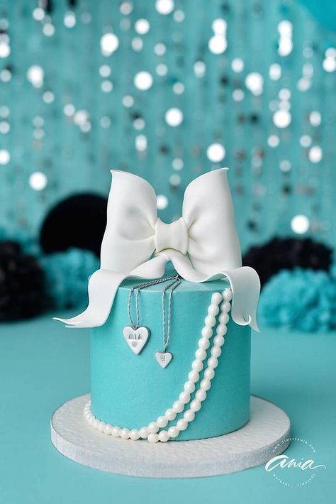 Tiffany Blue Cakes, Tiffany Cake, Name On Cake, Tiffany Theme Party, Tiffany Blue Party, Breakfast At Tiffanys Party Ideas, Tiffany Themed Bridal Shower, Write Name On Cake, Tiffany Birthday Party