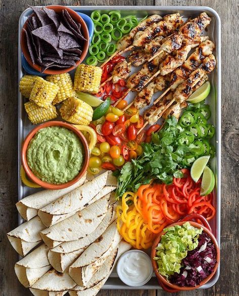 Cold Mexican Food, Dinner Boards, Shabbat Meals, Spicy Guacamole Recipe, Charcuterie Board Party, Chicken Tortillas, Platter Party, Spicy Guacamole, Decorações Com Comidas