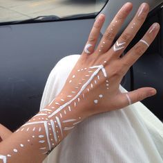 music festival arm paint - Google Search White Body Painting, Festival Body Art Painting, Festival Body Art Paint, Simple Body Painting, Body Art Paint Ideas, Painted Hands, White Henna Designs, Music Festival Makeup, Festival Face Paint