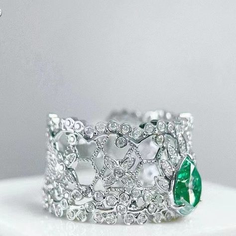 Luxury Fine Jewelry Green Crystal Ring, Luxury Diamond Jewelry With Flower-shaped Center Stone, Luxury Diamond White Flower-shaped Jewelry, Luxury Green Diamond Ring, Exquisite Style, Exquisite Diamond Flower-shaped Jewelry, Jewellery Sketches, Novelty Bags, Green Diamond, Diamond Rings Bands