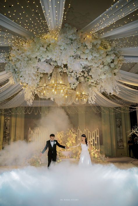 Sofia Richie Wedding Reception, Wedding Chandelier Ideas Ceiling Decor, Wedding Reception Ceiling Decor, Weeding Decoration Inside, Ballroom Wedding Decoration, Reception Ceiling Design, Wedding Decor Ceiling, Wedding Chandelier Ideas, Ballroom Chandelier