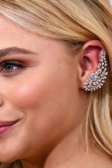 Chloe Grace Moretz | Accessorised her gown with an edgy diamond ear cuff. Earrings On Gown, Diamond Indian Earrings, Ear Cuff Jewelry Unique, Earcuffs Earrings Indian, Ear Cuffs Gold Indian, Gown Earrings, Gold Ear Cuffs, Unique Engagement Rings Rose Gold, Temple Jewellery Earrings