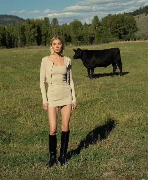 Swedish Model, Rich Girl Outfits, Q Photo, Mountain Outfit, Western Aesthetic, Travel Wear, Ski Fashion, Elsa Hosk, Gisele Bundchen