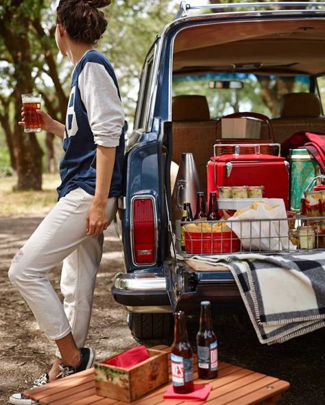 5 Pro Tips for Mastering Tailgating Tailgate Aesthetic, Tailgate Dips, Solo Picnic, Fall Tailgating, Tailgate Snacks, College Tailgating, Coolest Cooler, Modern Cowboy, Grand Wagoneer