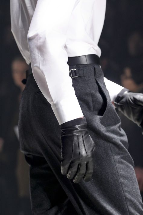 high-waisted wool trousers & leather gloves // Lanvin F/W 12 Outfit Grunge, Trousers Outfit, Suit Trousers, Chernobyl, Herren Outfit, Wool Trousers, Mens Gloves, Character Outfits, Leather Gloves