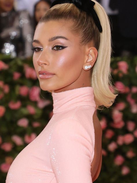 Hailey Bieber Barbie Ponytail, Pink Carpet, 90s Hairstyles, Hair Flip, Sleek Ponytail, Retro Hairstyles, Popular Hairstyles, Hailey Bieber, Celebrity Hairstyles