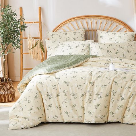 PRICES MAY VARY. Extra Cozy: Made of 100% natural cotton, this vintage floral duvet cover set is ultra soft and breathable, skin-friendly, making it a great choice for anyone looking for a comfortable and cozy sleeping experience. The aesthetic bedding set is suitable for all-season. Vintage Floral Design: This duvet cover features a vintage style botanical floral pattern printed on a beige background, creating a elegant and fresh look for the room. The reversible aesthetic duvet cover is perfec Boho Chic Bedding Ideas, Bedroom Inspirations Floral, Floral Comforter Bedroom, Aesthetic Comforters, Country Cottage Bedroom Decor, Duvet Covers Aesthetic, Duvet Covers Green, Cottage Core Bedding, Cottagecore Bedrooms