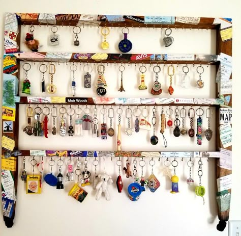 Display Keychain Collection, Keychain Hanger Wall, Key Chain Wall, Keychain Souvenir Display, Keyring Collection Display, Keychain Collection Display Aesthetic, Keychain Storage Ideas, Ways To Display Keychains, Key Display Ideas