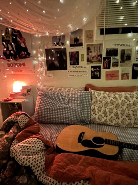 Bed Nook Ideas, Basement Bedroom Ideas No Windows, Jazz Bedroom, Aesthetic Jazz, Fairy Lights Room, Tumblr Room, Dorm Inspo, Cosy Room, Cozy Room Decor