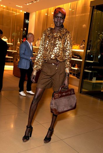 It's a mutual lovefest! Alek Wek loves Lupita Nyong'o loves Alek Wek. Alec Wek, Career In Fashion, Alek Wek, Lupita Nyongo, Super Models, Oscar Award, Models Off Duty Style, Lupita Nyong'o, Eva Mendes