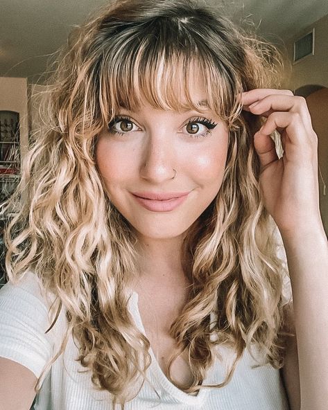 Straight Bangs Curly Hair, Hairstyles Occasion, Curly Hair With Straight Bangs, Straight Bangs Hairstyles, Fashionable Hairstyles, Side Bangs Hairstyles, Swept Bangs, Curly Bangs, Straight Bangs