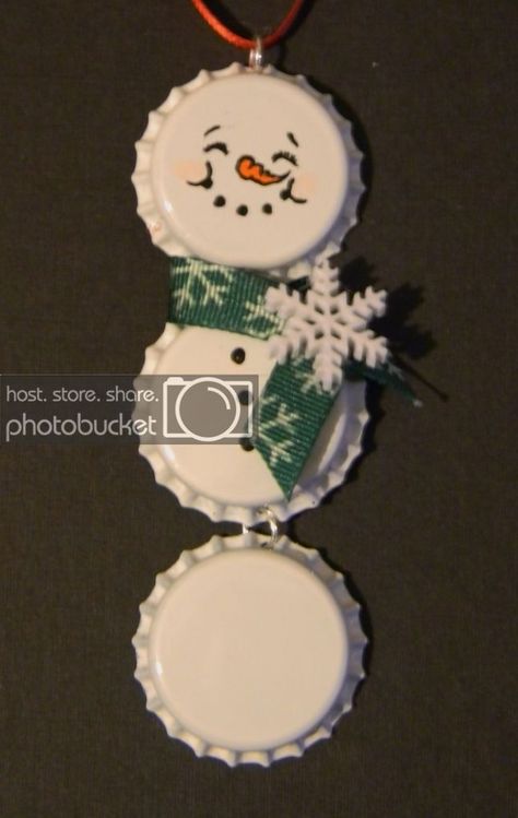 Just Me!: More Bottle Cap Ornaments Snowman Bottle, Bottle Cap Projects, Bottle Cap Art, Bottle Cap Crafts, Snowman Ornament, Navidad Diy, Bottle Top, Diy Bottle, Snowman Crafts