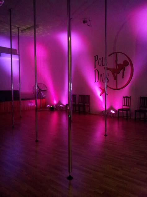 Room With Striper Pole, Neon Pole Dance, Pole Dance Studio Design, Pole Fitness Aesthetic, Pole Dancing Room, Dancing Room, Dancing Studio, Pole Room, Pole Studio