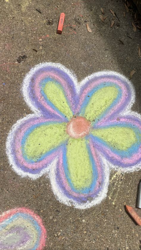 Fun Easy Chalk Drawings, Chalk Art On Sidewalk, Easy Chalk Flowers, Beautiful Chalk Art, Cute Thing To Draw With Chalk, Chalk Walk Ideas Sidewalk Art, Retro Chalk Art, Groovy Chalk Art, Chalk Flowers Sidewalk