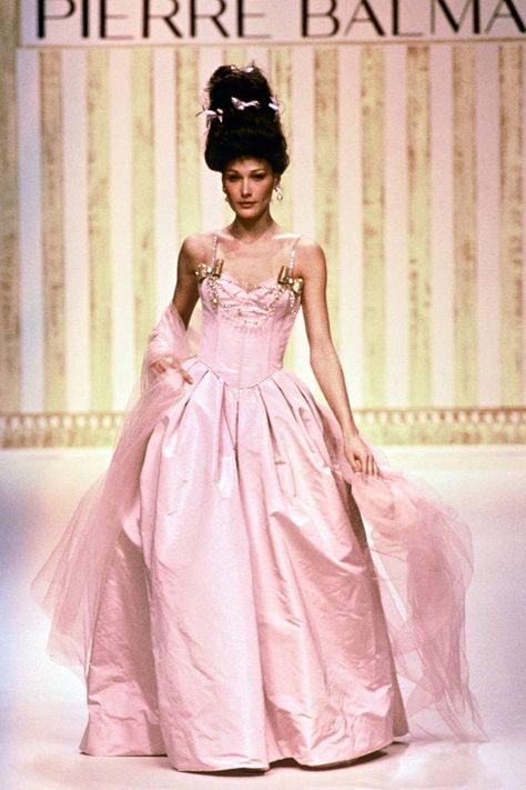 Wedding Dresses 90s, 90s Couture, Pink Runway, 90s Runway Fashion, Chicago Fashion, Vintage Runway, Carla Bruni, Haute Couture Dresses, Iconic Dresses