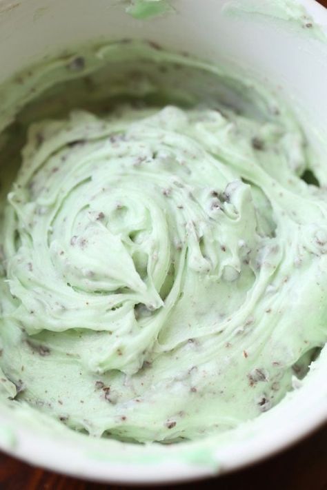 Mint Chocolate Chip Frosting is cool, creamy and loaded with chopped chocolate. Perfect for topping a chocolate cake or cupcake! Chocolate Chip Icing, Frosting Cookies, Chocolate Chip Frosting, Cupcakes Oreo, Wine Blog, Best Buttercream, Frosting Recipes Easy, Cake Frosting Recipe, Homemade Frosting