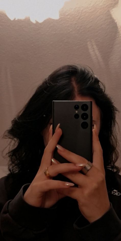 Mirror Selfie Woman Aesthetic, Samsung S22 Ultra Mirror Selfie, Samsung S23 Ultra Mirror Selfie, Aesthetic Iphone Mirror Selfie, How To Hold Phone For Selfie, S23 Aesthetic Phone, How To Hold Your Phone For A Mirror Pic, Galaxy S23 Aesthetic, How To Hold Phone For Mirror Selfie