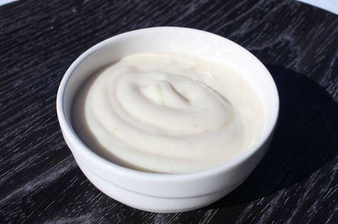 VeganMayo1 Vegan Mayonaise, Pane Pita, Homemade Sour Cream, How To Make Mayonnaise, Caramel Dip, Mayonnaise Recipe, Vegan Mayo, Vegan Sour Cream, Homemade Mayonnaise