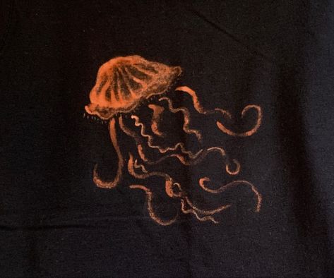 Bleach Art Inspiration, Bleach Painting On Jeans, Bleach Pen Art, Jellyfish Bleached Shirt, Jellyfish T Shirt, Bleached Black Shirt Ideas, Sweater Bleach Art, T Shirt Bleaching Ideas Simple, Designs To Paint On Shirts