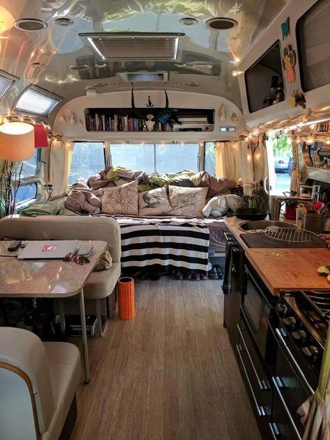 Bedroom Art Ideas, Football Fitness, School Bus Tiny House, School Bus House, Bus Living, Kombi Home, Unique Bedroom, Bus House, Van Life Diy