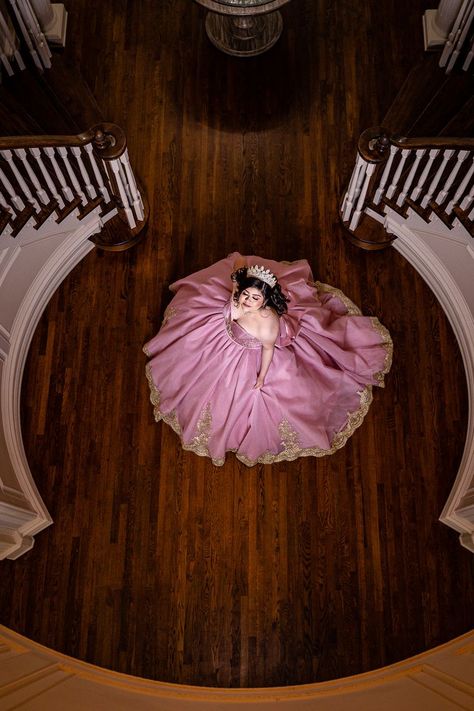 Creative Prom Pictures, Quinceanera Photoshoot Poses, Quinceanera Photoshoot Ideas, Baby Blue Quince, Quince Photoshoot Ideas, Quinceañera Photoshoot Ideas, Royalty Theme, Photoshoot Ideas Creative, Quinceanera Pictures