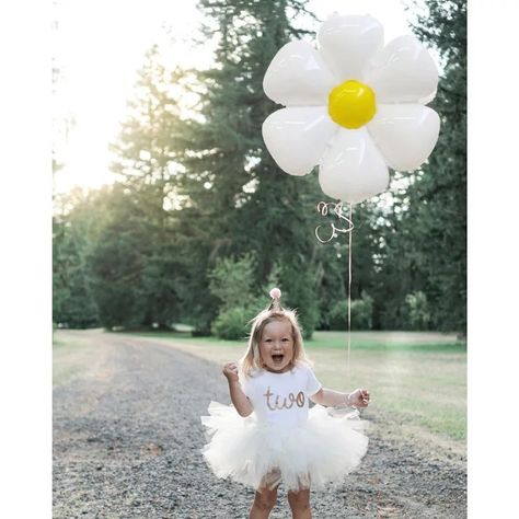 Daisy 1 Year Photoshoot, Daisy Theme Photoshoot, Daisy Birthday Photoshoot, Daisy First Birthday Photoshoot, 2nd Birthday Party For Girl, 1st Birthday Party For Girls, Daisy Party, 2nd Birthday Party Themes, Flower Birthday