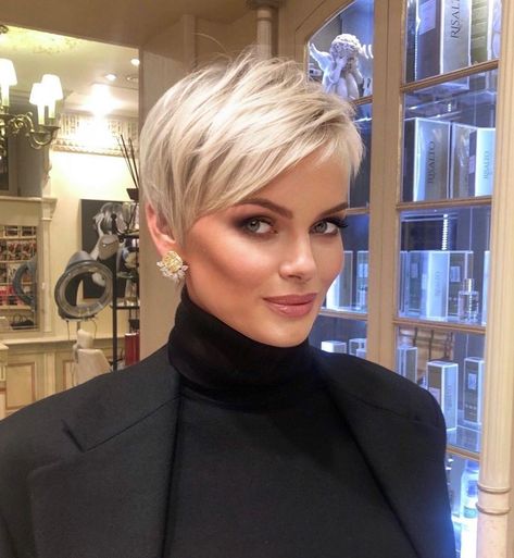 High-Shine Blonde Piece-y Pixie Natalie Maines Short Hair, Shinion Hair, Short Blonde Pixie, Edgy Short Hair, Short Layered Haircuts, Blonde Pixie Cuts, Short Bob Haircuts, 짧은 머리, Cute Hairstyles For Short Hair