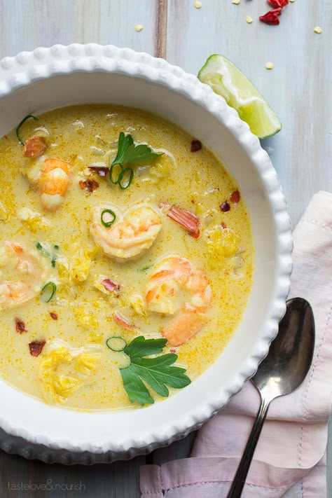 Thai Coconut Shrimp Soup, fresh, lightened up, with a perfect balance of flavors. This delicious recipe is the best I've made! Thai Coconut Shrimp, Soup Shrimp, Shrimp Coconut, Soup Thai, Paleo Soups, Metabolism Diet, Cibo Asiatico, Shrimp Soup, Healthy Soups