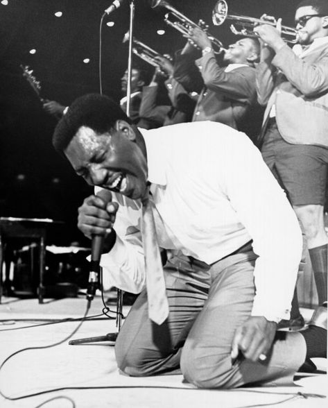 Soul singer Otis Redding passionately gets down on his knees with his horn section behind him as he performs onstage in 1967. Monterey Pop Festival, Nova Orleans, Dock Of The Bay, Otis Redding, Soul Singers, Soul Jazz, R&b Soul, Musica Rock, Soul Funk