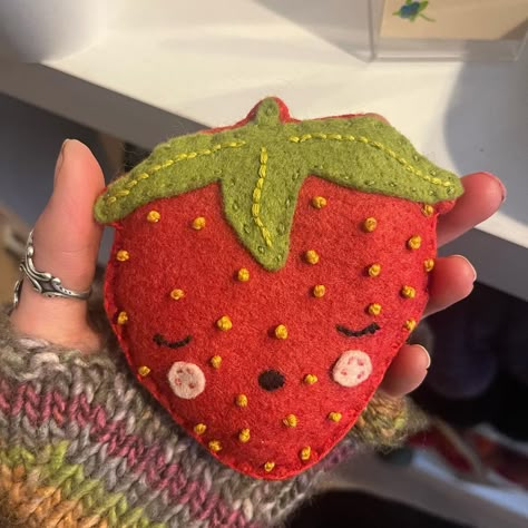 Plush Strawberry, Pastel Cupcakes, Cute Sewing Projects, Sewing Stuffed Animals, Felt Embroidery, Diy Sewing Clothes, Cute Little Things, Craft Time, Cute Crafts