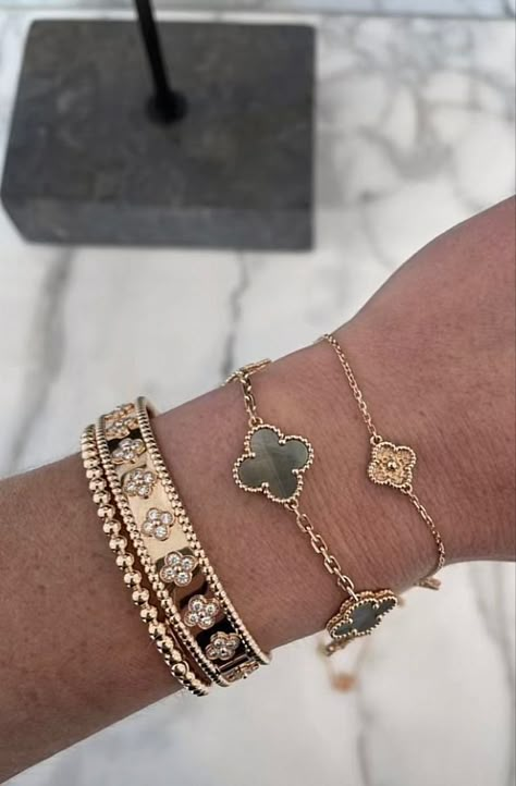 Xoxo Jewelry, Wrist Stack, Dope Jewelry Accessories, Expensive Jewelry Luxury, Luxe Jewelry, Dope Jewelry, Girly Accessories, Jewelry Fashion Trends, Classy Jewelry