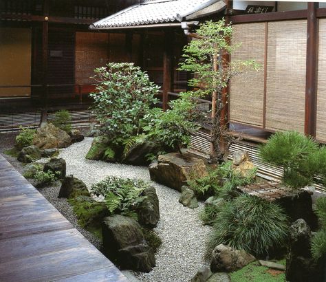 Japanese Courtyard Garden, Japanese Garden Backyard, Japanese Gardens Design Ideas, Small Japanese Garden, Japanese Style Garden, Outdoor Gardens Landscaping, Japanese Garden Landscape, Zen Garden Design, Small Courtyard Gardens