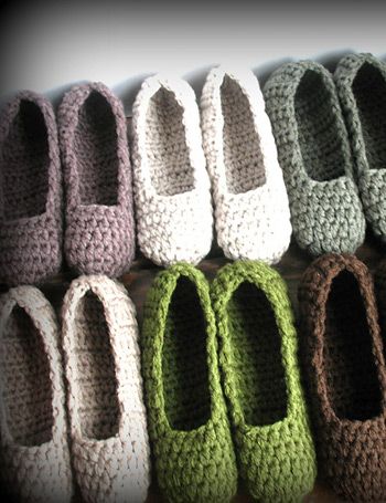 Now all I need is to learn to crochet. These are adorable and love the idea of filling a basket at the front door for guests Guest Slippers, Crocheted Slippers, Crochet Slipper Pattern, Needle Tatting, Crochet Booties, Crochet Socks, Slippers Pattern, How To Purl Knit, Knitted Slippers