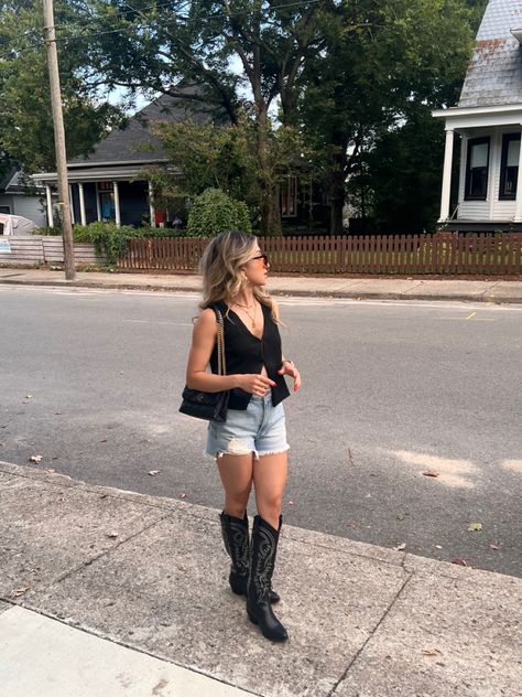 Black Denim Country Outfit, Denim Shorts And Cowboy Boots Outfit, Cowgirl Boots With Shorts, Black Cowgirl Boots Outfit, Shein Outfits Fall, Fall Outfits Office, Cozy Fall Outfits Aesthetic, Trendy Shein Outfits, Christmas Outfits Aesthetic