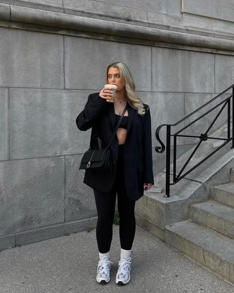 Blazer With Leggings And Sneakers, Blazer Outfits With Leggings, Legging Blazer Outfit, Black Blazer And Leggings Outfit, Legging And Blazer Outfit, Oversized Blazer And Leggings Outfit, Airport Business Casual Outfit, Leggings Outfit Blazer, Leggings With Blazer Outfit