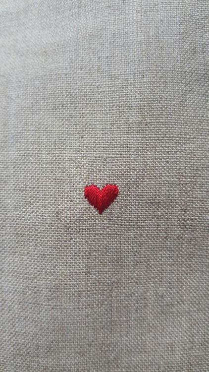 Photo Broderie Simple, Embroidery Hearts, Cute Embroidery, Embroidery On Clothes, Simple Embroidery, 자수 디자인, Embroidered Heart, Sewing Embroidery Designs, Hand Embroidery Art