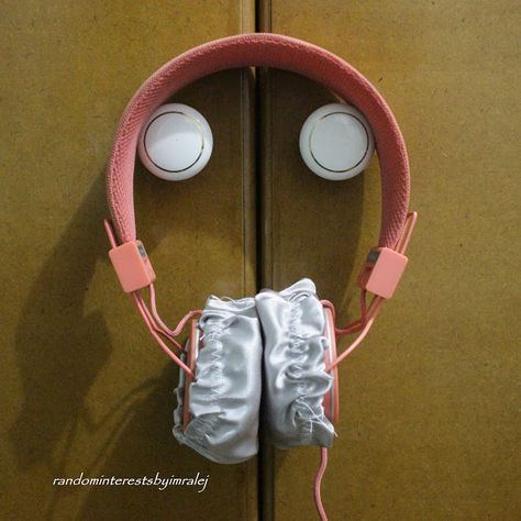 DIY headphone ear cushion cover Diy Headphone Covers, Decorate Headphones, Clothing Diys, Diy Headphones, Headphone Cover, Phone Covers Diy, Pad Cover, Diy Fabric, Phone Covers